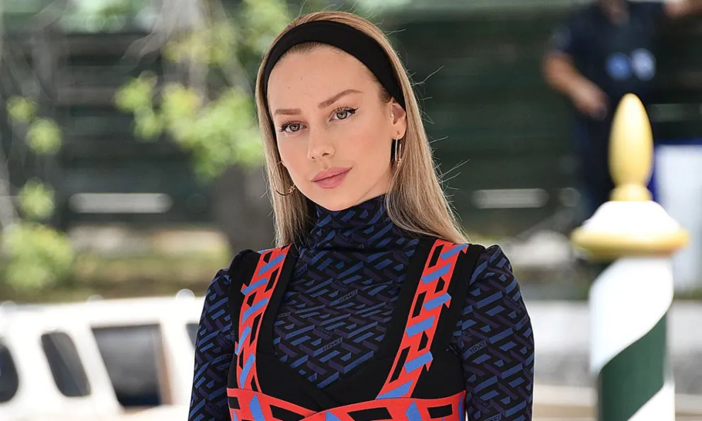 ¡Simplemente espectacular! Ester Expósito deslumbra en los Premios Latinos con vestido de cadenas