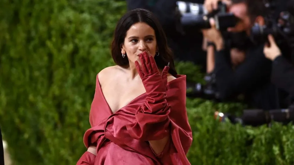 Rosalía derrocha sensualidad al promocionar su nueva colección de maquillaje