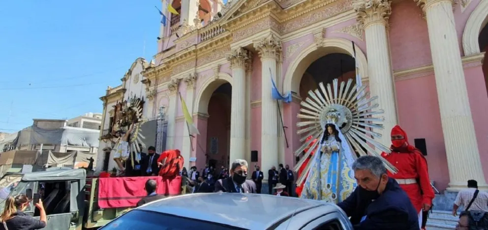 En medio de una "burbuja" policial, las imágenes del Señor y la Virgen del Milagro salieron en procesión