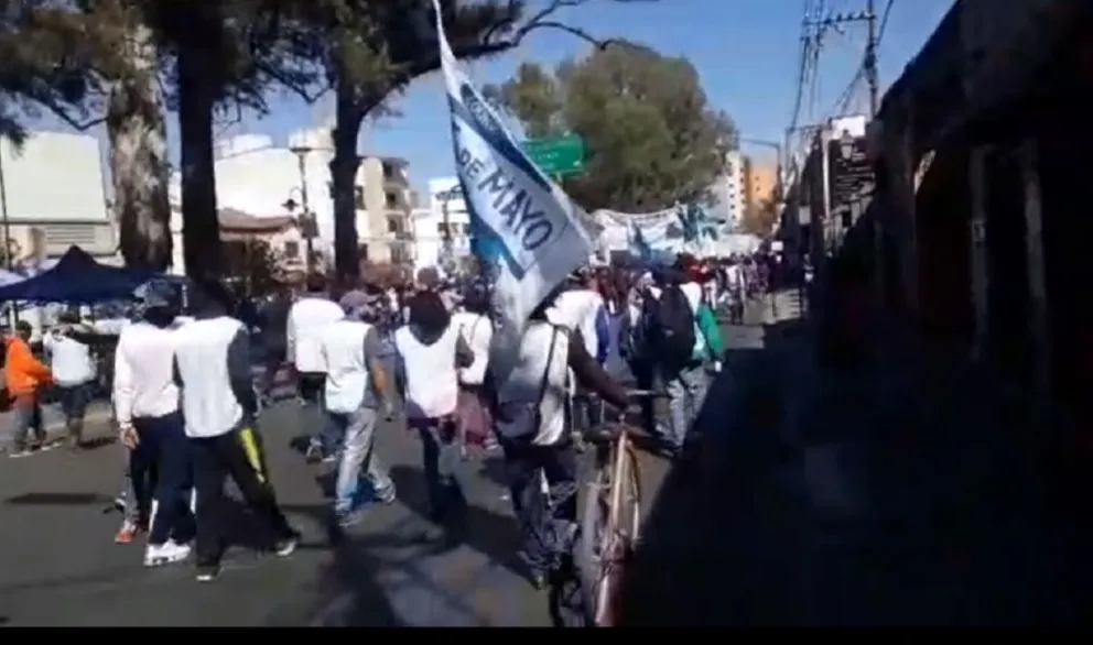 Organizaciones sociales coparon las calles del centro salteño y hay caos vehicular: ¿Qué piden?