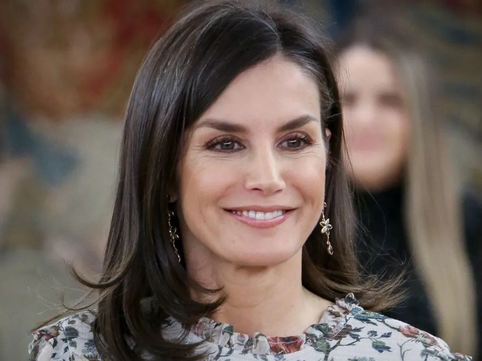 La reina Letizia vuelve a deslumbrar con su color fetiche, a sus 49 años