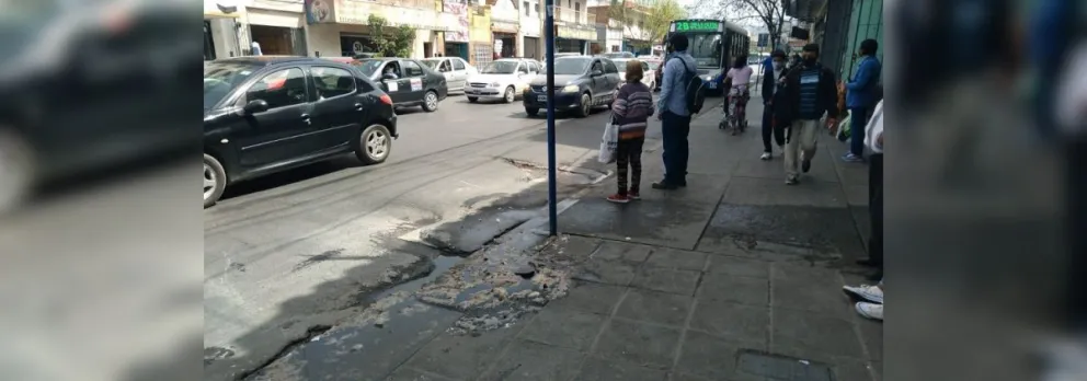 Otra vez, vecinos denuncian malos olores y líquidos cloacales en pleno centro salteño