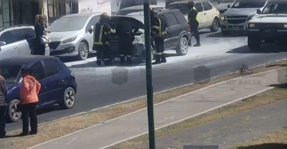 VIDEO | Un auto se incendió en plena Avenida Bicentenario: había una mujer en el interior