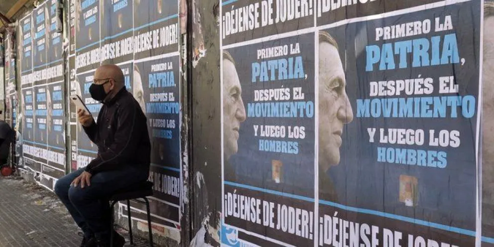 ¡Déjense de joder!: los alrededores del congreso empapelados con afiches