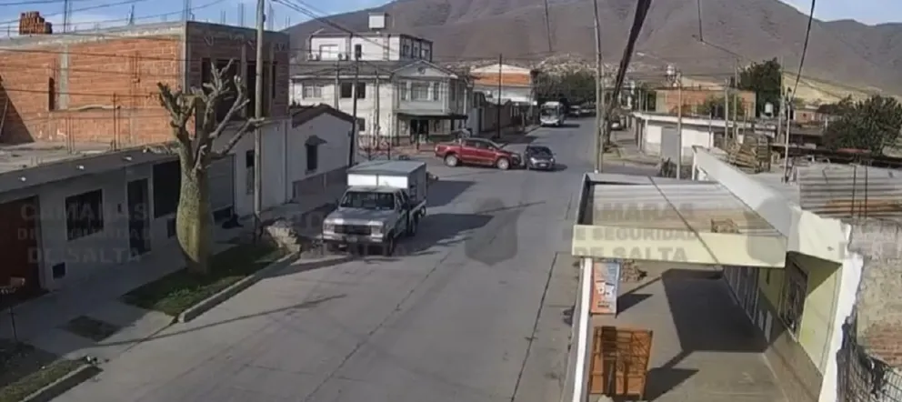 VIDEO | Choque en la Ciudad: se cruzaron en una esquina y se dieron “alto palo”