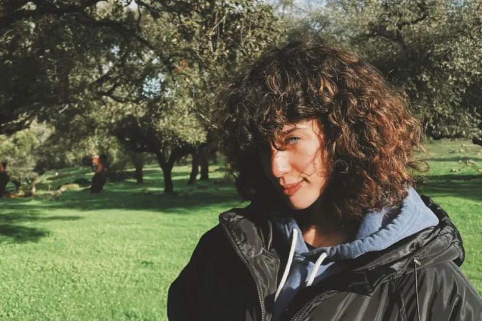 María Pedraza se fotografió desde atrás y cubriéndose con apenas una toalla