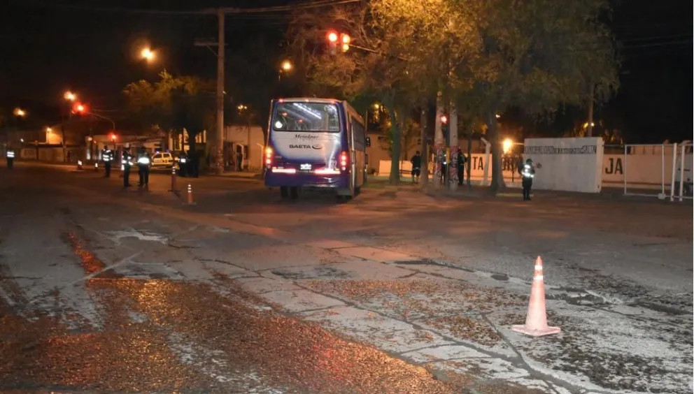 Siniestro mortal en Salta: colectivo atropelló a una moto y mató a una mujer de 18 años