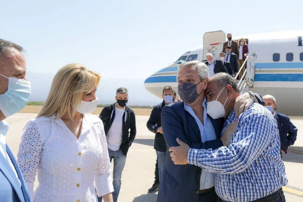 Alberto Fernández, las muestras de afecto hacia Juan Manzur y la decisión de quedarse en La Rioja