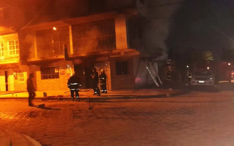Horror y conmoción: una familia salteña quedó atrapada en un voraz incendio en un comercio
