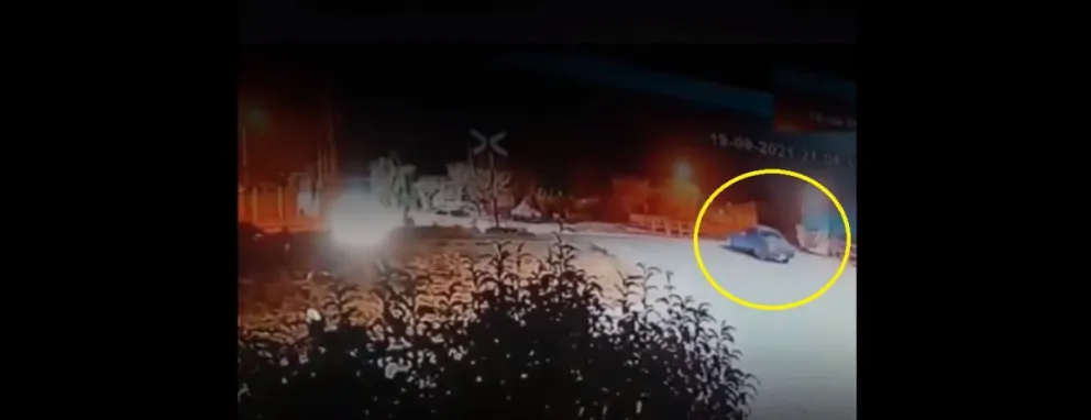 |TERRIBLE VIDEO| Salteño no escuchó al tren y la máquina se llevó puesto varios metros