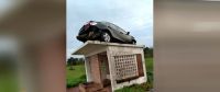 |VIDEO| Chocó y dejó el auto "estacionado" arriba de una garita: manejaba un comisario