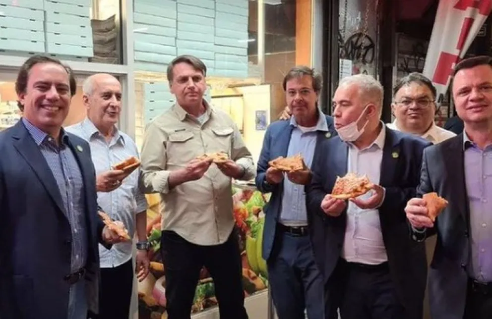 Por no estar vacunado, Bolsonaro comió pizza en la vereda 