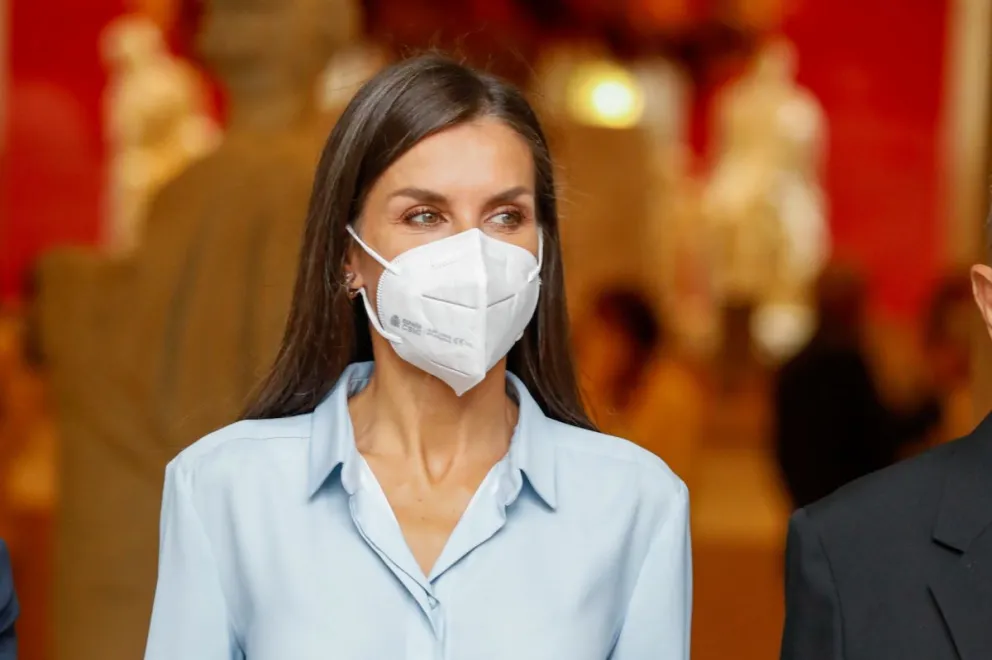 Letizia vuelve a apostar por el humor científico recuperando su kimono de cuero