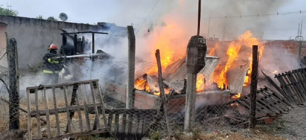 Feroz incendio en una vivienda de zona sudoeste