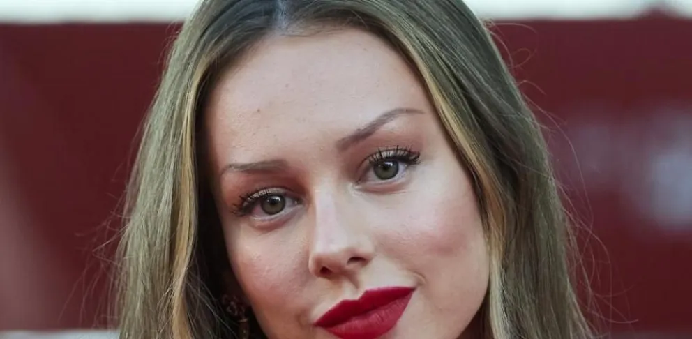 Ester Expósito se fotografió con un vestidito de seda y sin dudarlo enseñó esto