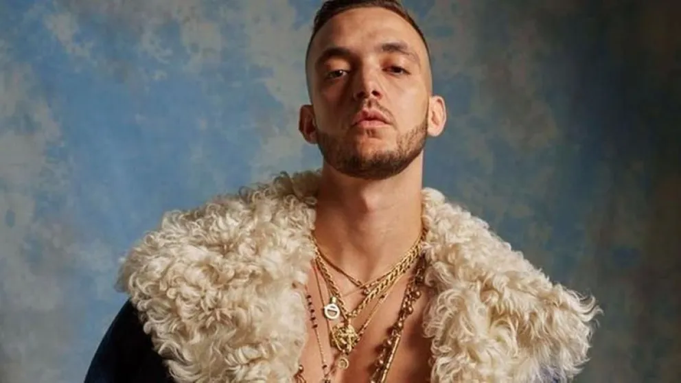 C. Tangana se viste de mujer y protagoniza una portada histórica