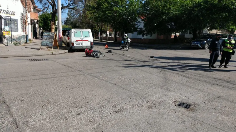 El siniestro nuestro de cada día: automóvil embistió a una motocicleta y el conductor salió despegado