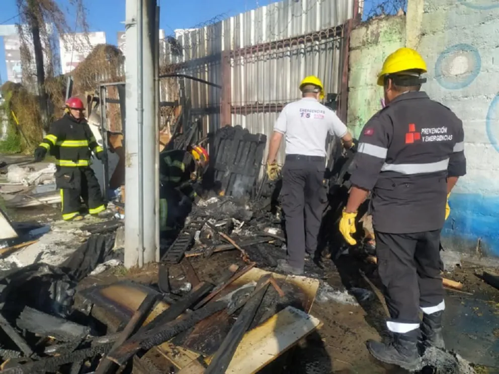 Mujer quiso avivar el fuego de la estufa con nafta: terminó perdiendo su casa y a su hija