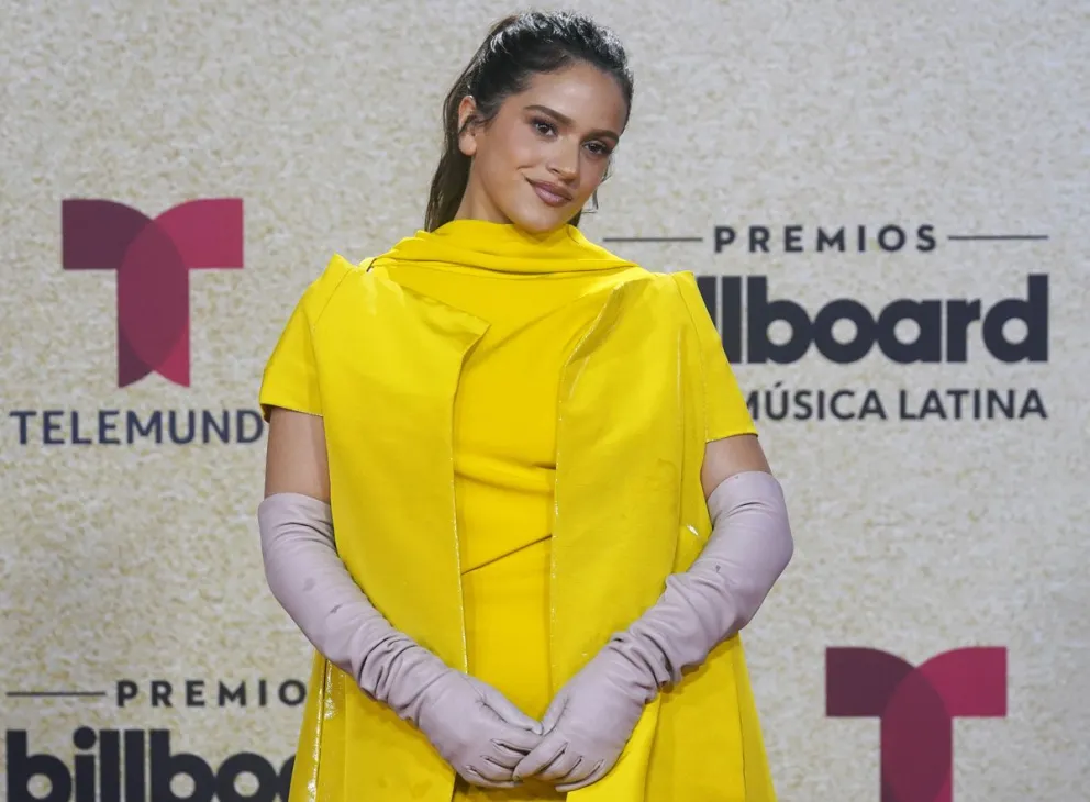 Rosalía enseñó la tanga tras bailar y se grabada con este vestido traslúcido