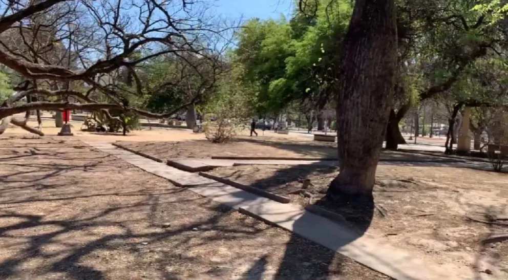 Preocupación: vecinos aseguran que cada vez más personas duermen en el Parque San Martín