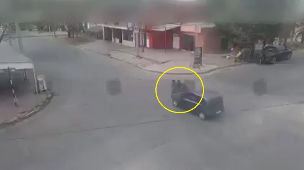 ¡Martes de locos! Automóvil embistió a una moto en la que viajaban una pareja y su hijito