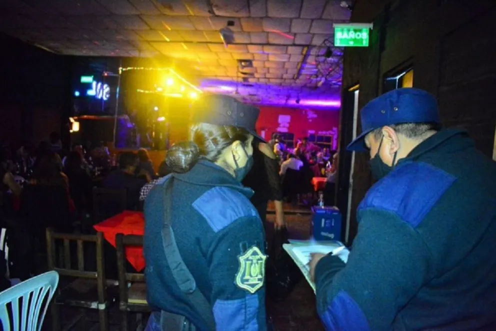 Varias fiestas clandestinas y más de 200 personas multadas en Salta