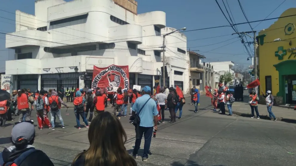 Las organizaciones sociales continúan manifestándose en el centro de la ciudad 