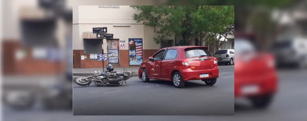 Martes inicia mal: durísimo choque entre una motocicleta y un automóvil en Salta