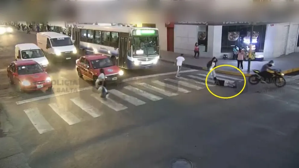 |TERRIBLE VIDEO| Motociclista embistió a un nenito salteño y lo estampó en el asfalto