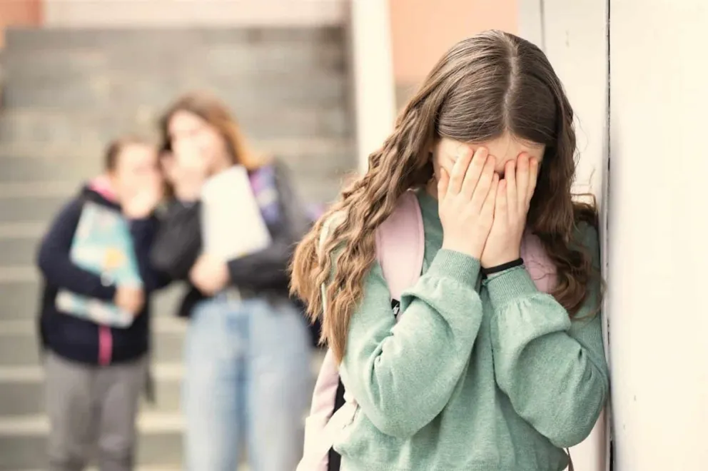 “Se juntan entre tres y le pisan los pies“, contó la madre de una niña que sufre bullying en su escuela
