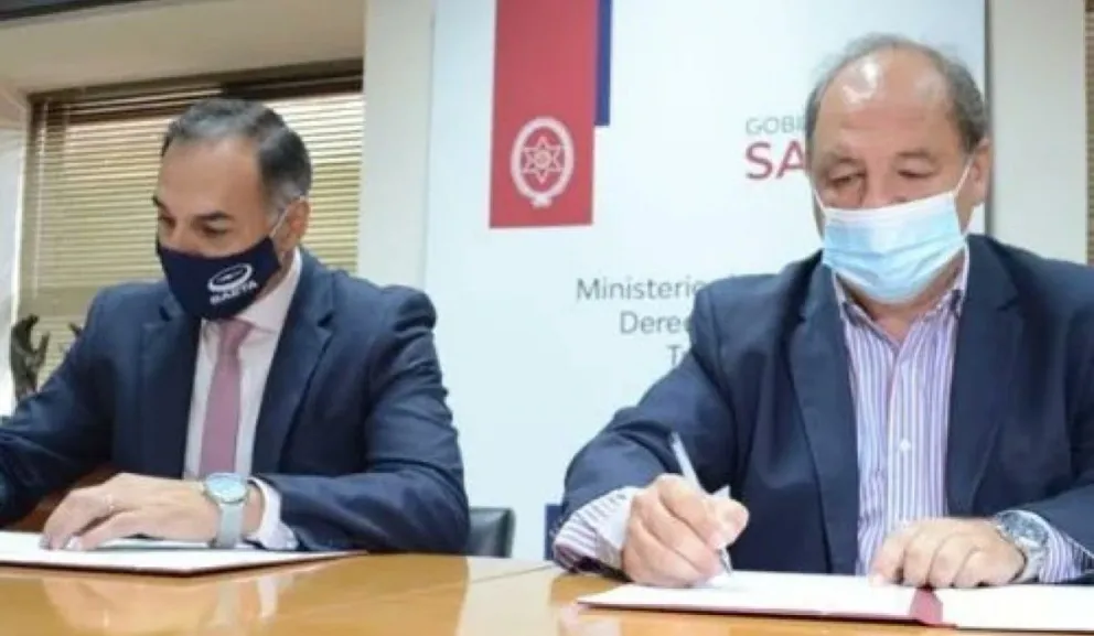 Firma de convenio. Fuente: (Twitter)