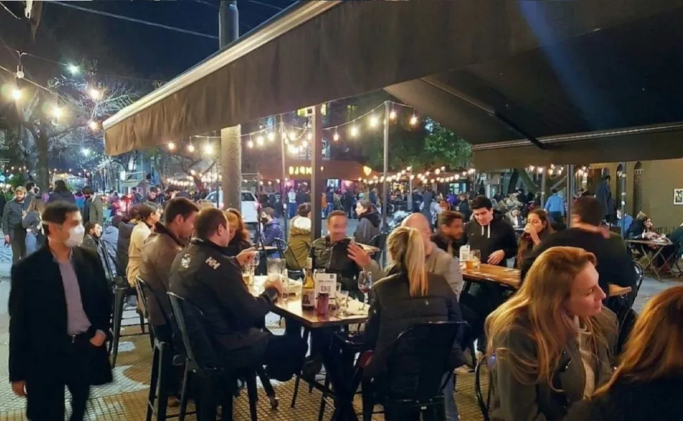 El dueño de un conocido bar de Salta se pasaba los protocolos por el "tuje": ahora enfrentará un juicio