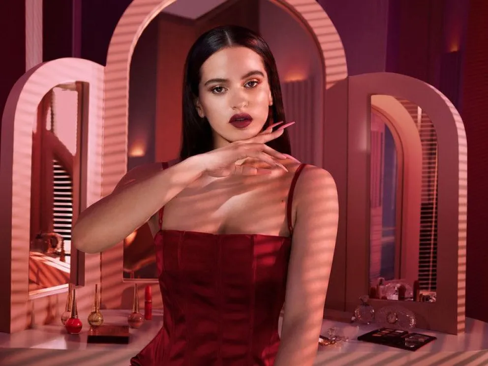 En primera plana: Así es como Rosalía lo movió sin parar con un diminuto vestidito rojo
