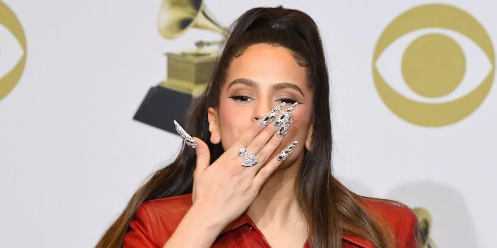 ¡Grosera! Rosalía es criticada por hacer extraño gesto frente a las cámaras