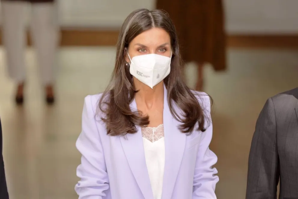 Letizia rompió el protocolo al estrenar blusa bordada en su visita a la Rioja