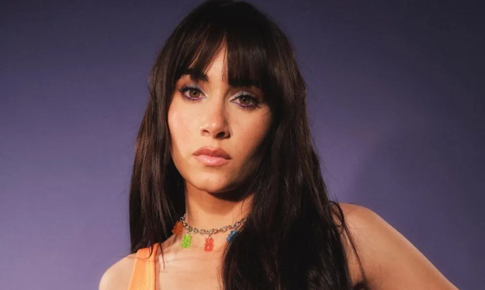 Aitana se fotografió de frente y con una ajustada camiseta blanca en el espejo