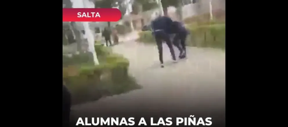 |TERRIBLE VIDEO| Alumnas salteñas se trenzaron a las piñas en plena plaza