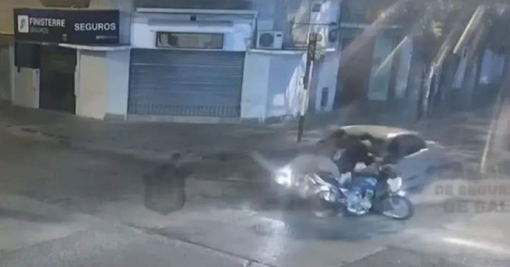 |VIDEO| Segundos de terror: quedó registrado un impactante choque que involucra a un niño