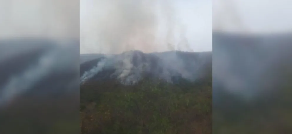 Vecinos en alerta por un incendio en un cerro de La Caldera