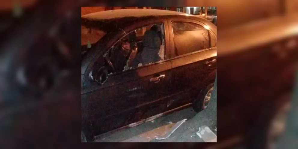 Tocó perder: jovencito reventó un auto para llevarse todo lo que había adentro