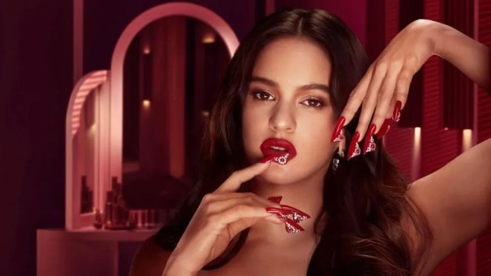 Rosalía se dio media vuelta y se fotografió con una micro tanga roja 