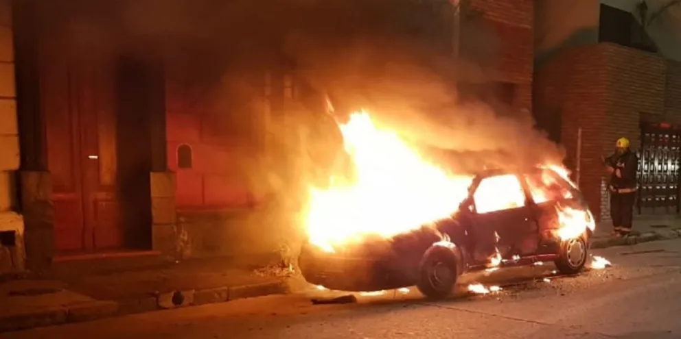 Un auto se incendió mientras circulaba, causó pánico en Tartagal