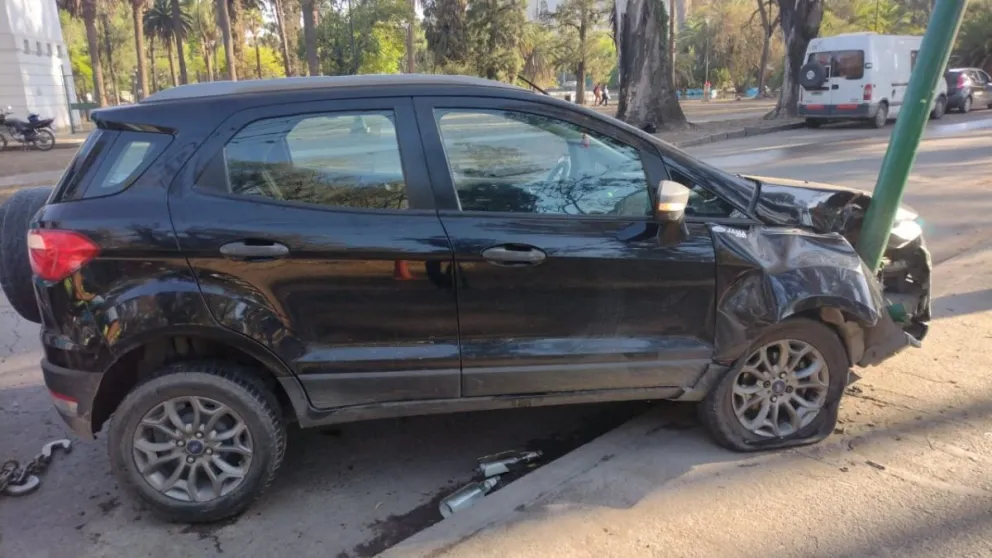 Terminó con la camioneta incrustada en un poste de alumbrado: manejaba completamente borracho