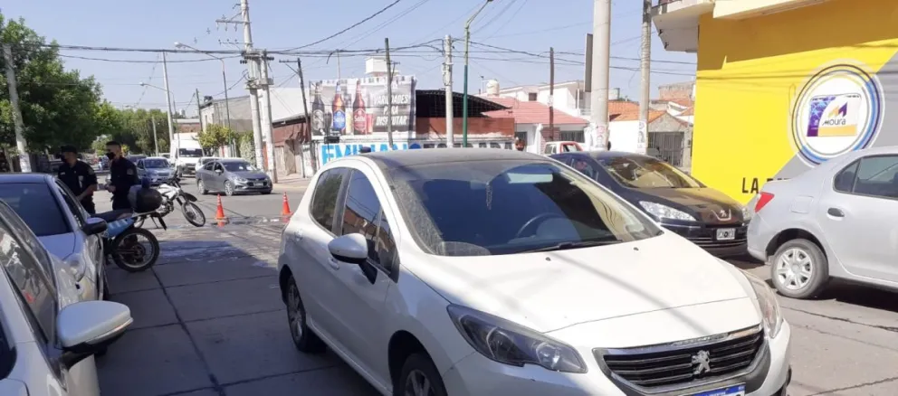 Terrible mañana: una salteña cayó en la vía pública y fue embestida por un auto