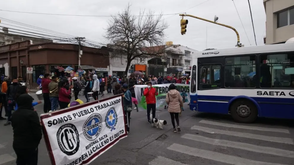 Otro día de caos en la Ciudad: manteros manifestaron que les “tocaron el plato de comida”