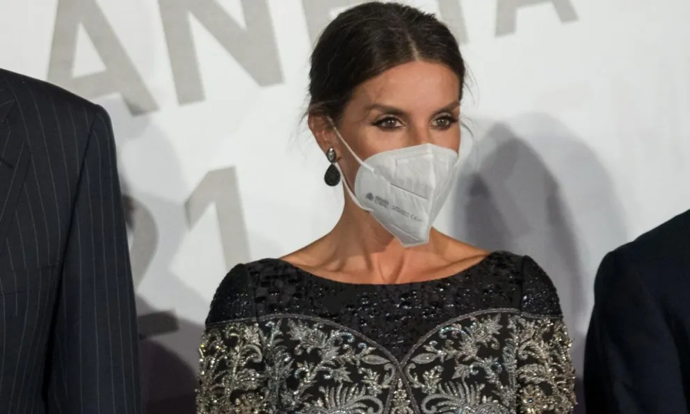Rompe la tradición: La reina Letizia deslumbró con explosivo vestido azul en la fiesta Nacional