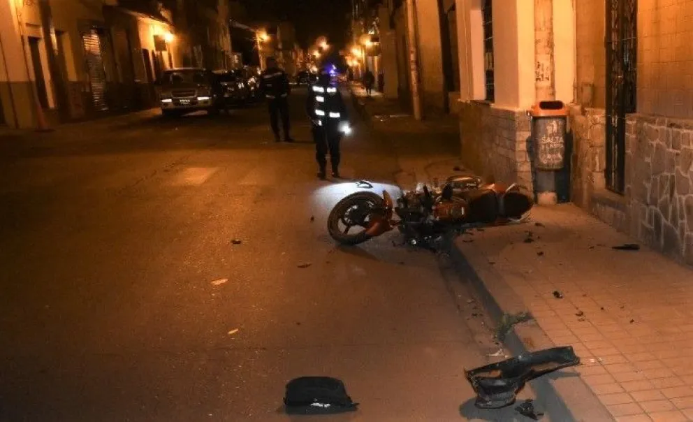 Accidente vial: murió una policía y la camioneta que la chocó se dio a la fuga 