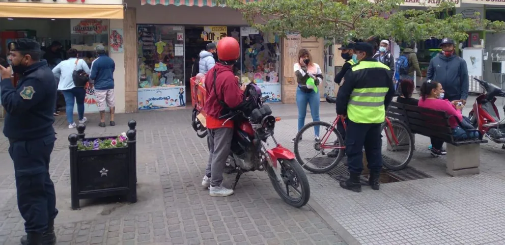 "¿Somos delincuentes?": las quejas de los comerciantes que deben ser custodiados por la policía