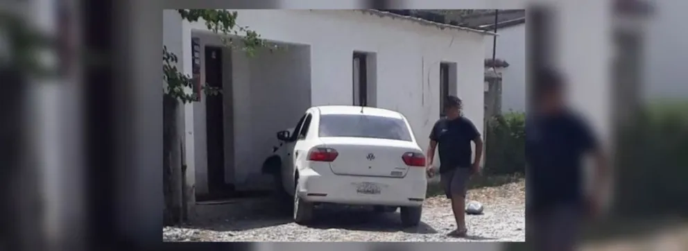 Salteña perdió el control de su auto y se incrustó en una casa: era menor de edad