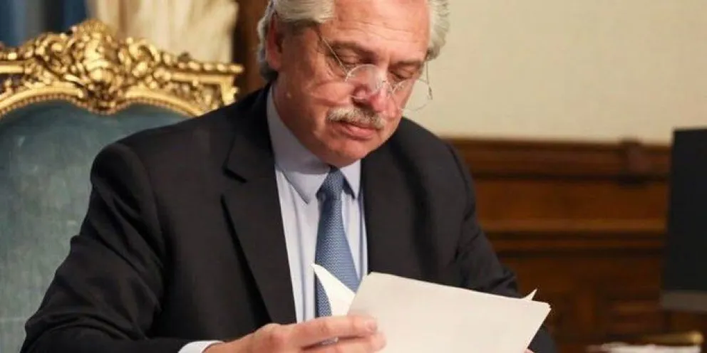 Alberto Fernández firmó el decreto para convertir planes sociales en trabajo